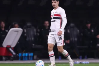 bobadilla,-do-sao-paulo,-e-denunciado-no-stjd-por-gesto-contra-corinthians