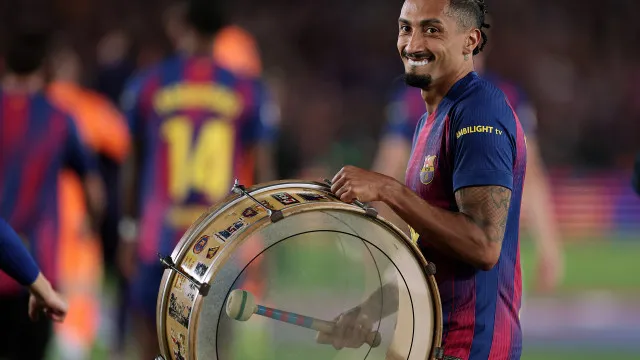 raphinha-reage-a-provocacao-de-torcedor-do-real-em-festa-do-barca;-veja