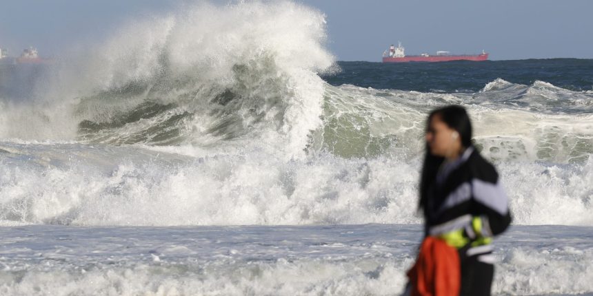 rio-entra-em-alerta-para-ressaca-e-ondas-de-ate-2,5-metros