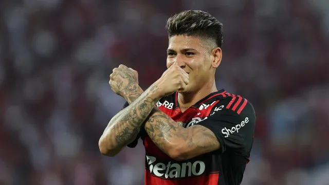 carrascal-aparece-no-brasileiro-para-salvar-flamengo-apos-serie-de-ganchos