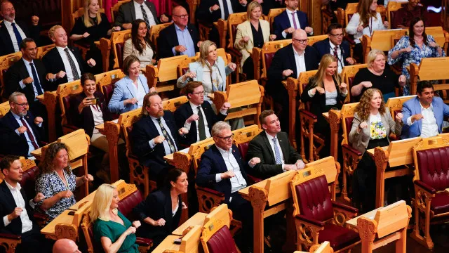 deputados-da-noruega-recriam-“remada-viking”-em-apoio-a-selecao