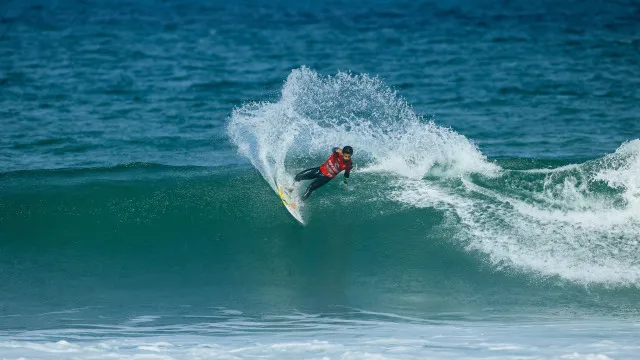 filipe-toledo-surfa-ao-lado-de-golfinhos-em-gold-coast:-‘coisas-que-so-o-surfe-proporciona’