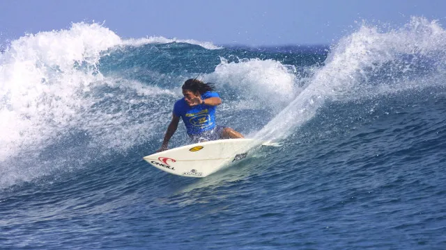 tubarao-paralisa-etapa-do-mundial-de-surfe-apos-vitorias-de-medina-e-cia.