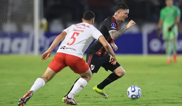 bragantino-erra-penalti,-tem-expulso-e-perde-para-river-com-gol-no-final