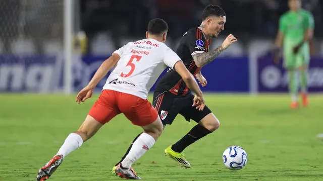 bragantino-erra-penalti,-tem-expulso-e-perde-para-river-com-gol-no-final