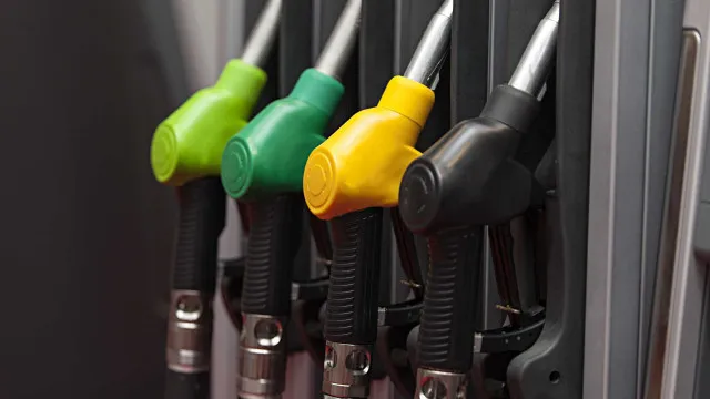 preco-de-galao-de-gasolina-nos-eua-cai-para-nivel-inedito-desde-marco