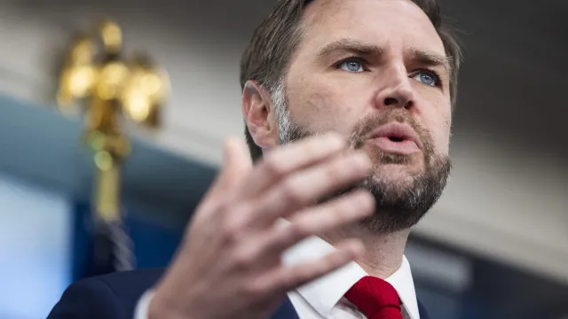 jd-vance-chega-a-suica-para-inicio-das-negociacoes-de-paz-no-irao