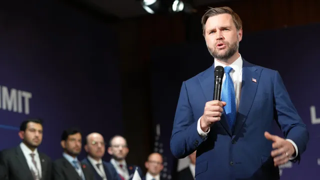 jd-vance-sauda-“encontro-historico”-com-irao-e-quer-“mudanca-permanente”