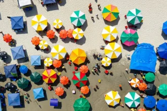 chapeu-de-sol-nas-praias:-quais-sao-os-direitos-dos-banhistas?-ha-multas?