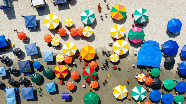 chapeu-de-sol-nas-praias:-quais-sao-os-direitos-dos-banhistas?-ha-multas?