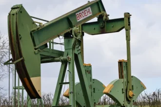 eua-aliviam-restricoes-ao-irao-e-petroleo-cai-mais-de-3%