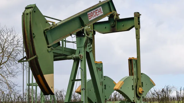 eua-aliviam-restricoes-ao-irao-e-petroleo-cai-mais-de-3%