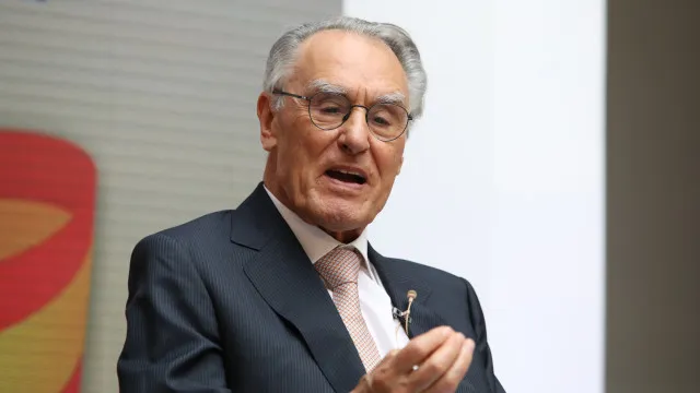 cavaco-quer-forca-para-reduzir-dependencia-de-eua.-trump-“super-erratico”
