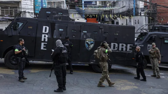 pelo-menos-4-mortos-e-50-turistas-retidos-em-favela-no-rio-de-janeiro