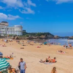 um-morto-e-um-desaparecido-em-derrocada-de-penhasco-no-mar-em-biarritz