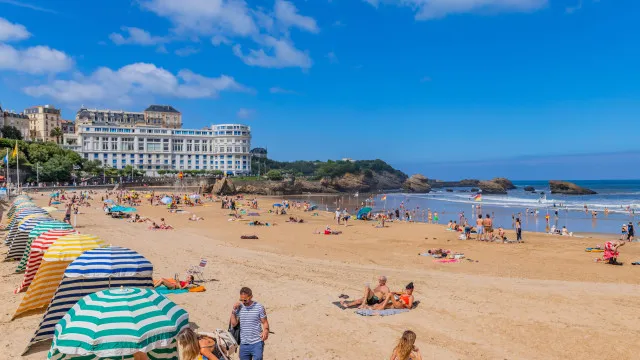 um-morto-e-um-desaparecido-em-derrocada-de-penhasco-no-mar-em-biarritz
