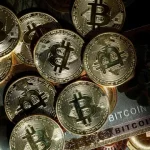 bitcoin-cai-quase-6%-e-volta-a-ficar-abaixo-dos-60.000-dolares