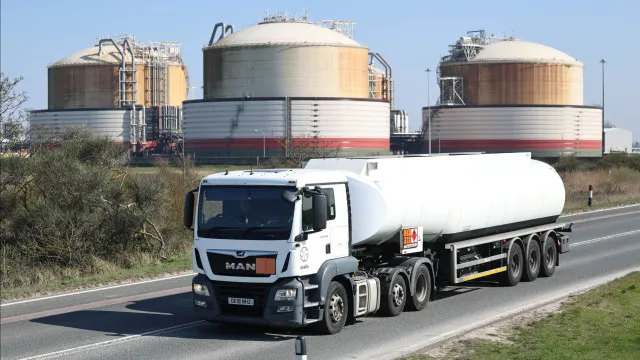 brent-cai-abaixo-dos-75-dolares-pela-primeira-vez-desde-a-guerra