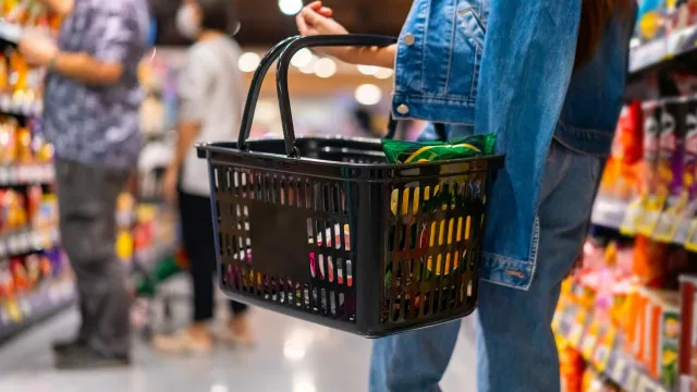 cabaz-alimentar-desce,-mas-continua-17,88e-mais-caro-do-que-ha-um-ano