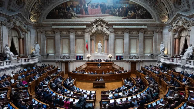 parlamento-aprova-projetos-do-ps-e-cds-pp-para-apoiar-familias-com-filhos