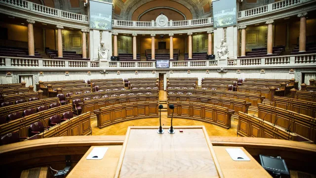 psu-aprovada-no-parlamento.-ps-absteve-se,-chega-votou-contra