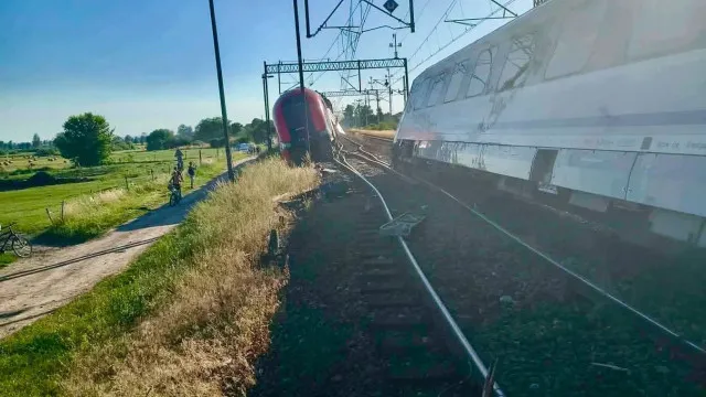 dois-comboios-colidem-na-polonia.-ha-pelo-menos-dois-feridos