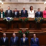assembleia-da-republica-sauda-e-aplaude-de-pe-autonomias-regionais