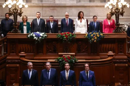 assembleia-da-republica-sauda-e-aplaude-de-pe-autonomias-regionais