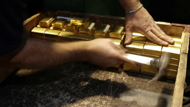 ouro-e-prata-caem-mais-de-2%-para-novos-minimos-desde-o-final-de-marco