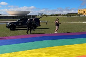 policia-legislativa-proibe-bandeira-lgbtqia+-em-gramado-do-congresso