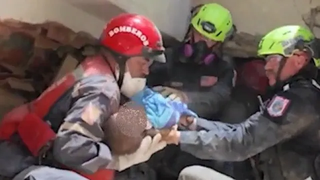 equipa-de-resgate-mostra-salvamento-de-mae-e-bebe:-“esperanca-perdura”