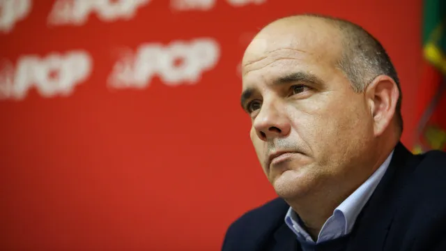 pcp-diz-que-ps-deu-a-mao-a-um-governo-“derrota-e-isolado”-para-salvar-psu