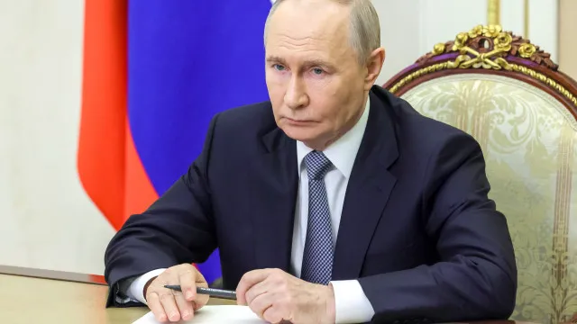 putin-reconhece-“certa-escassez”-de-combustivel-devido-a-ataques-de-kyiv