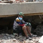 venezuela.-pai-e-filho-resgatados-vivos-de-escombros-em-caraballeda