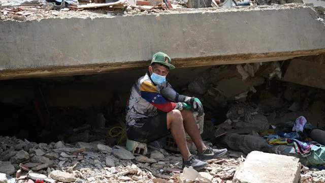 venezuela.-pai-e-filho-resgatados-vivos-de-escombros-em-caraballeda