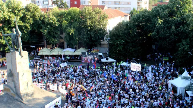 protesto-na-servia-contra-governo-e-presidente-(que-quer-demitir-se)