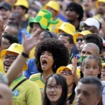 torcedores-se-reunem-no-centro-de-sp-para-assistir-ao-jogo-do-brasil