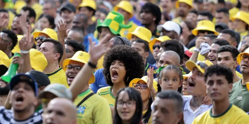torcedores-se-reunem-no-centro-de-sp-para-assistir-ao-jogo-do-brasil