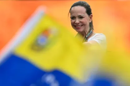 corina-machado-acusa-governo-venezuelano:-“regime-quer-bloquear-regresso”