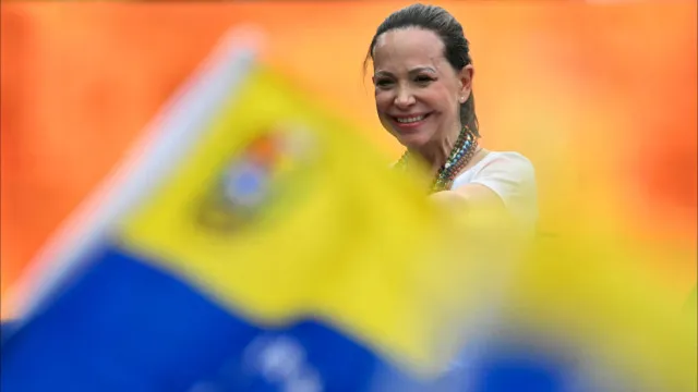 corina-machado-acusa-governo-venezuelano:-“regime-quer-bloquear-regresso”