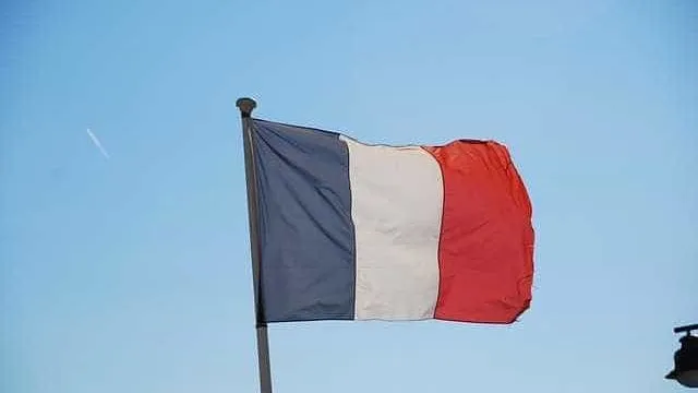 presidenciais-francesas-marcadas-para-18-de-abril-e-2-de-maio-de-2027