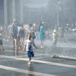em-budapeste,-bombeiros-usam-canhoes-de-agua-para-refrescar-moradores