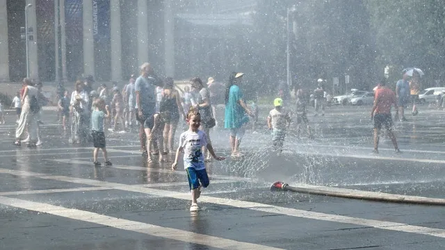 em-budapeste,-bombeiros-usam-canhoes-de-agua-para-refrescar-moradores