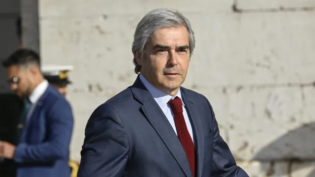 be/acores-condena-nuno-melo-por-criticas-a-tese-sobre-as-lajes