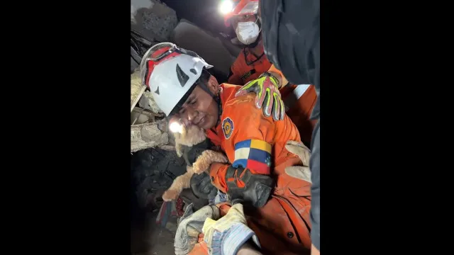 cadela-resgatada-de-escombros-5-dias-apos-sismos-na-venezuela.-as-imagens