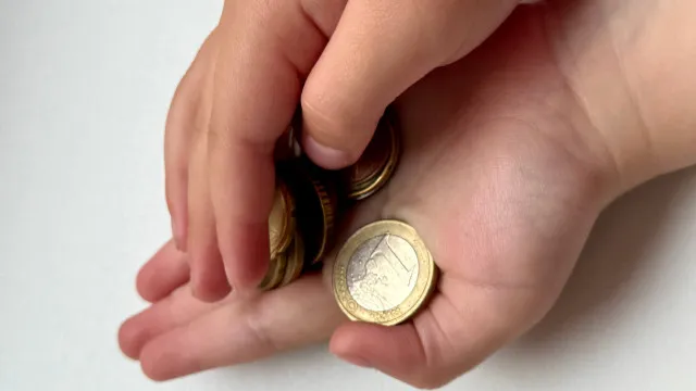 governo-esta-a-rever-abono-e-alarga-pagamento-automatico-a-mais-familias