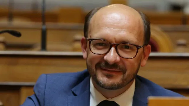 ps-acusa-psd-de-“distorcer-a-realidade”-e-insiste-que-ha-casas-por-usar