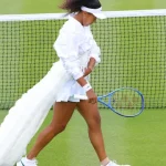 tenista-naomi-osaka-vira-icone-de-moda-ao-desfilar-looks-assinados-nas-quadras