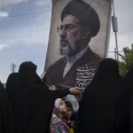 irao:-centenas-de-pessoas-ja-aguardam-a-porta-de-cerimonias-de-khamenei