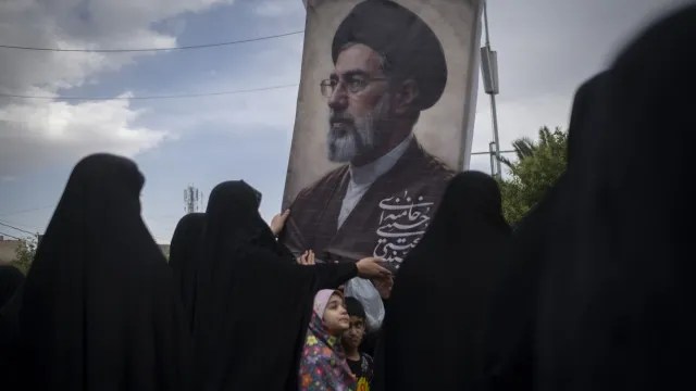 irao:-centenas-de-pessoas-ja-aguardam-a-porta-de-cerimonias-de-khamenei